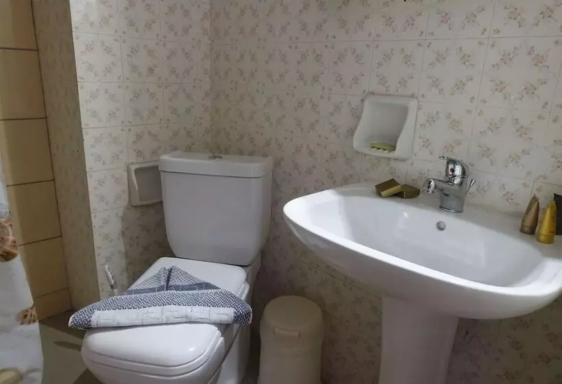 استودیوی استاندارد, Bristol Apartments