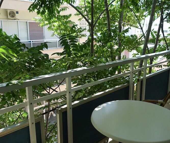 スタンダードスタジオ, Bristol Apartments