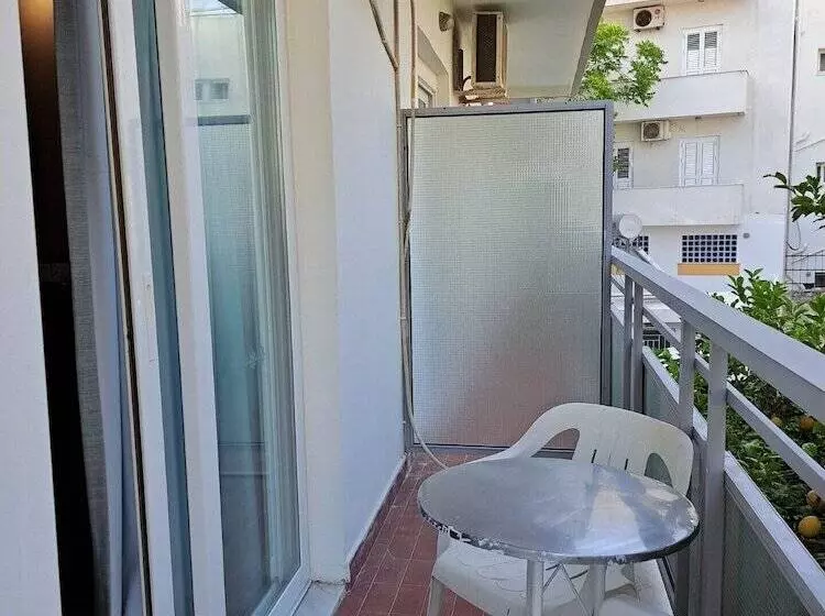 استودیوی استاندارد, Bristol Apartments