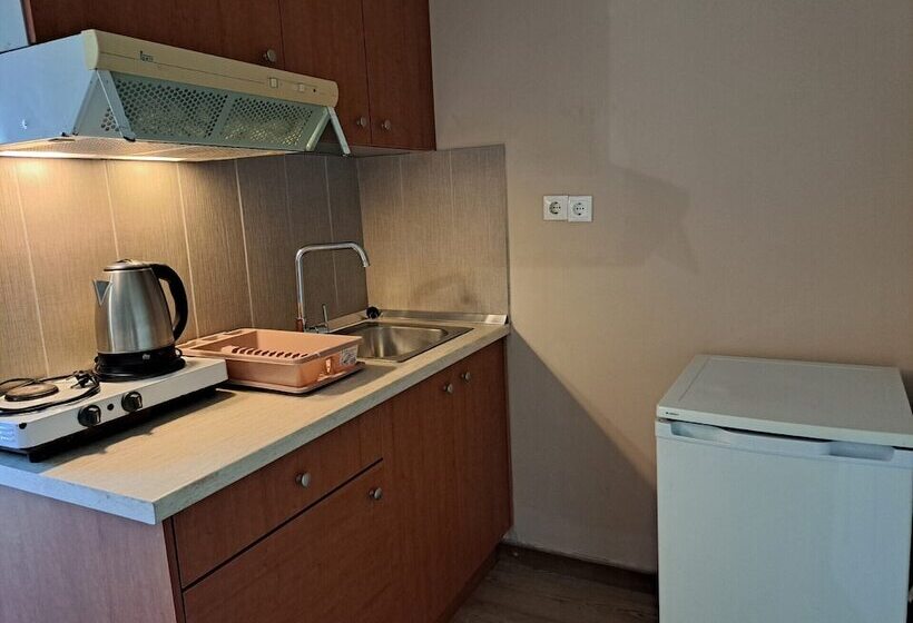 スタンダードスタジオ, Bristol Apartments