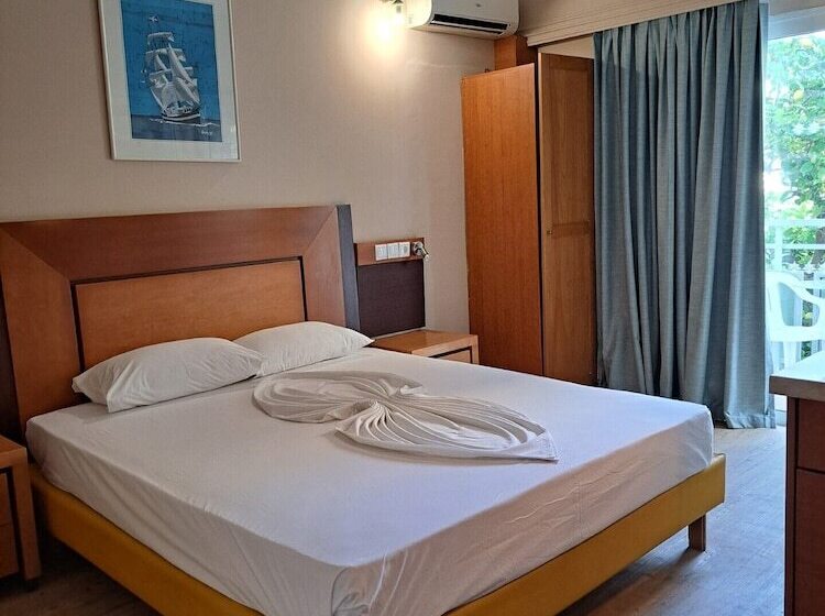 スタンダードスタジオ, Bristol Apartments