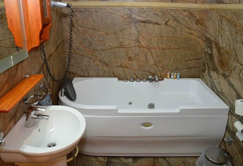 ハイドロマッサージバス付きスイート, Adonis