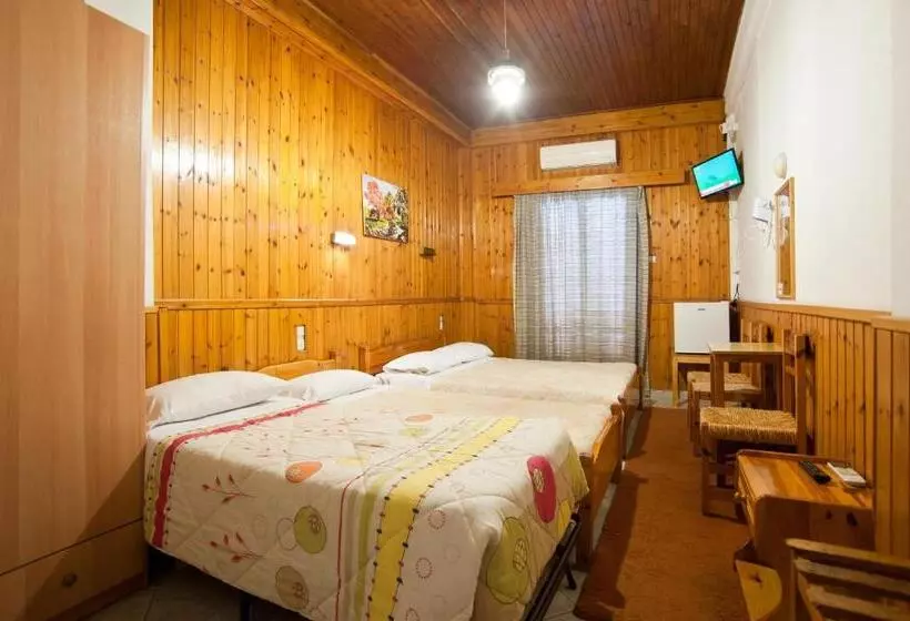 Chambre Familiale, Athina