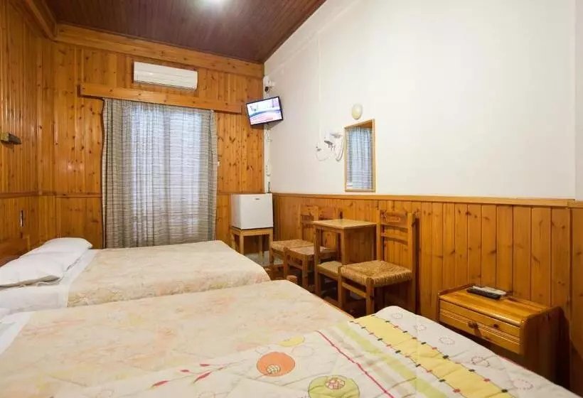 Chambre Familiale, Athina