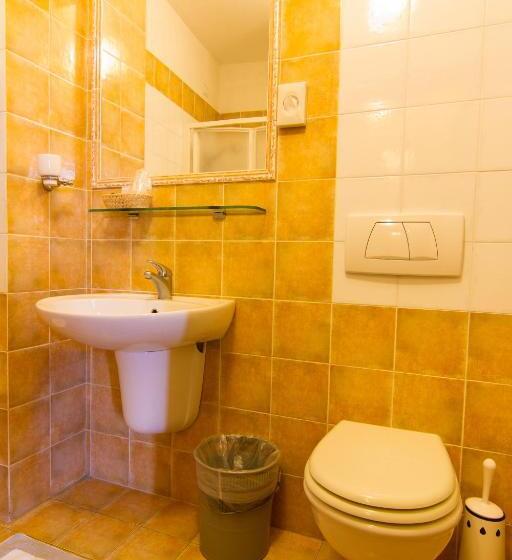 חדר סטנדרט לשלושה, Berti