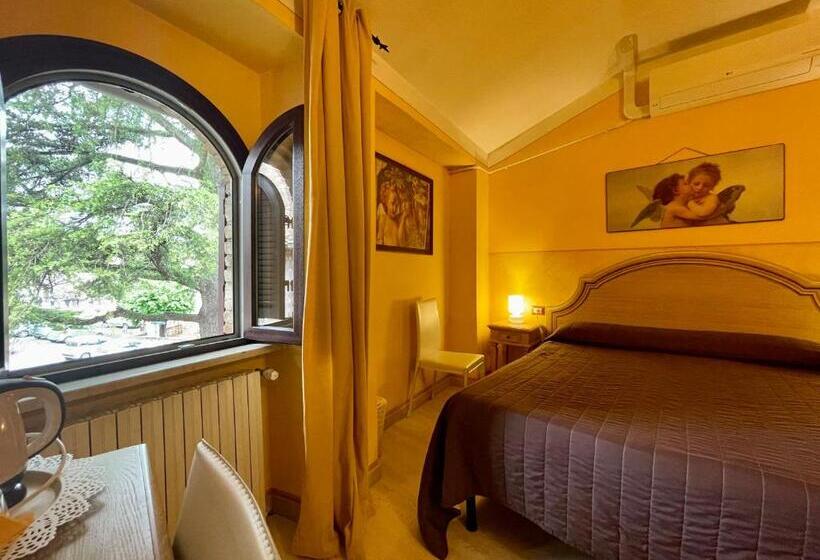 חדר סטנדרט לשלושה, Berti