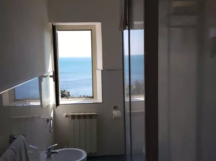 اتاق استاندارد سه نفره, L'isola