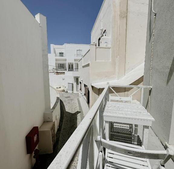 Четырехместный Номер Стандарт с Балконом, Thirasia