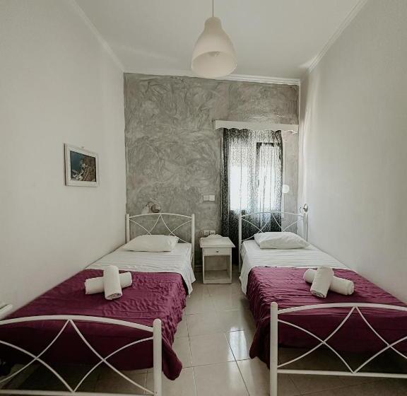 Четырехместный Номер Стандарт с Балконом, Thirasia