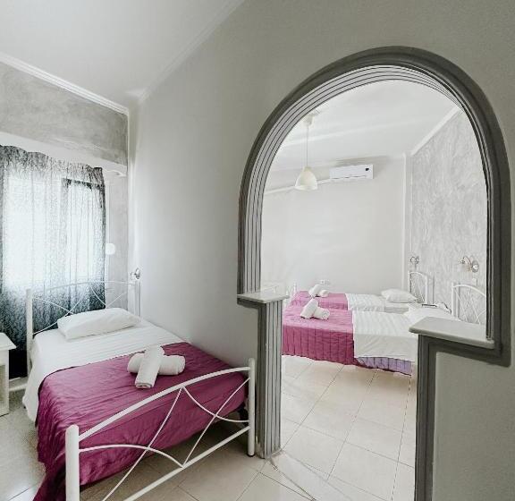 Четырехместный Номер Стандарт с Балконом, Thirasia