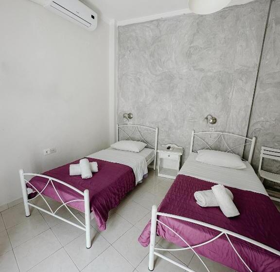 Четырехместный Номер Стандарт с Балконом, Thirasia