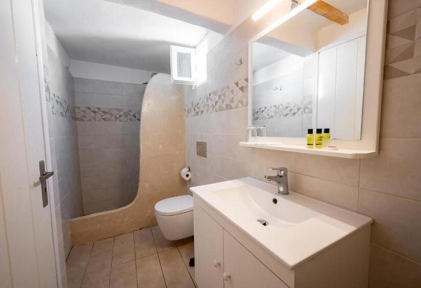 Студия Deluxe, Thirasia