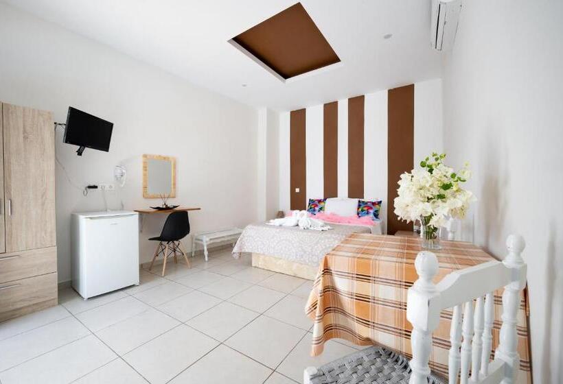 Студия Deluxe, Thirasia