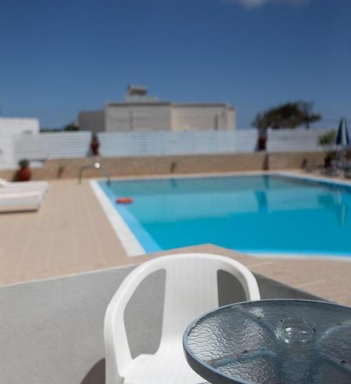 Номер Superior, Thirasia