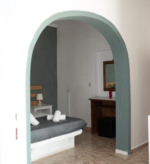 Номер Superior, Thirasia