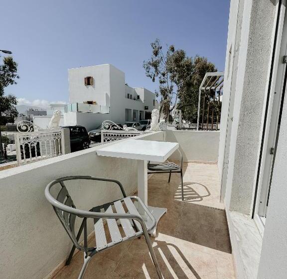 Номер Superior, Thirasia