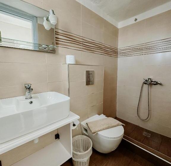 Номер Superior, Thirasia