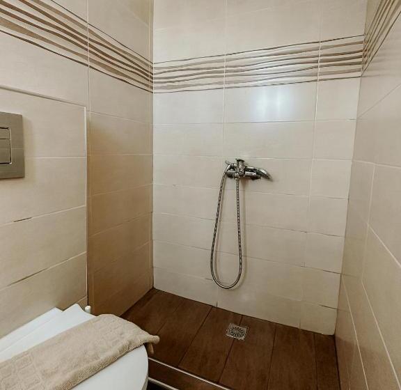 Номер Superior, Thirasia