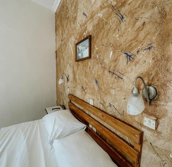 Номер Superior, Thirasia