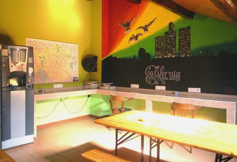 带共用浴室的标准房间, Ostello California  Hostel