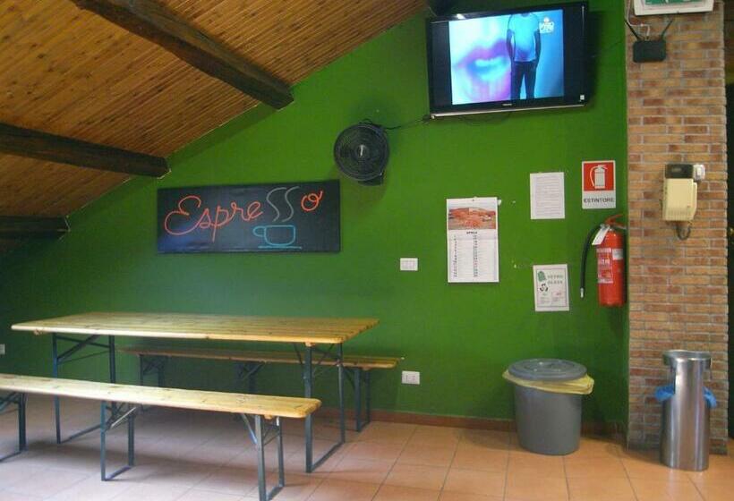 标准三人间共用浴室, Ostello California  Hostel