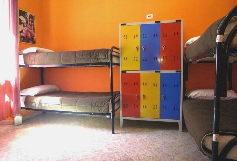 标准三人间共用浴室, Ostello California  Hostel