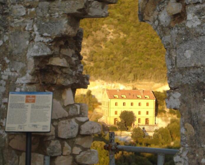 اتاق خانوادگی, Student S Hostel Gowett