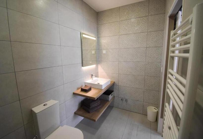 جناح مزوَّد بشرفة, Charme 19