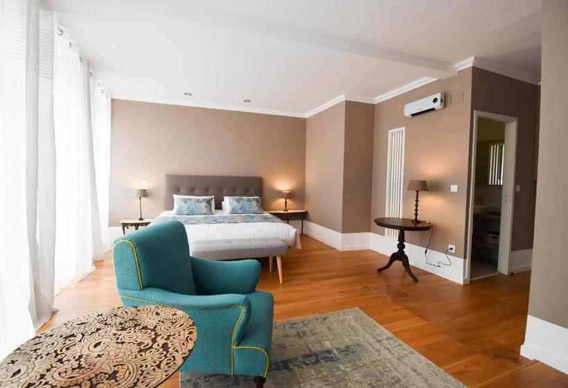 جناح مزوَّد بشرفة, Charme 19