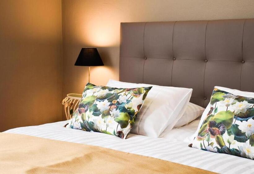 جناح جونيور, Charme 19