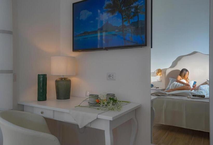 Номер Deluxe Вид на Море Боковой, La Serenata Luxury