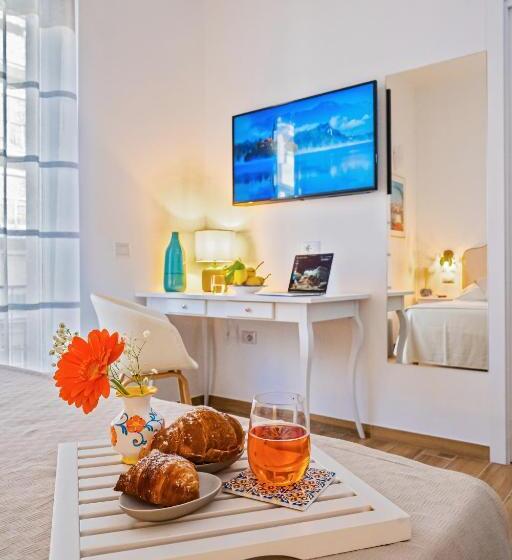 غرفة ديلوكس ذات إطلالة جانبية على البحر, La Serenata Luxury