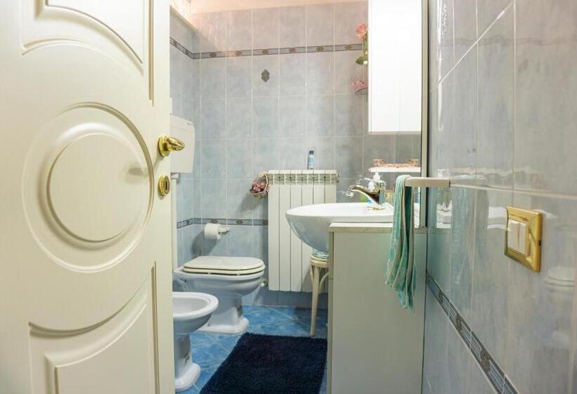 חדר סטנדרט, Alexander S Home