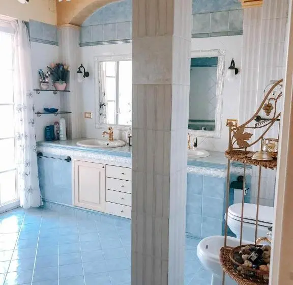 デラックストリプルルーム, Alexander S Home