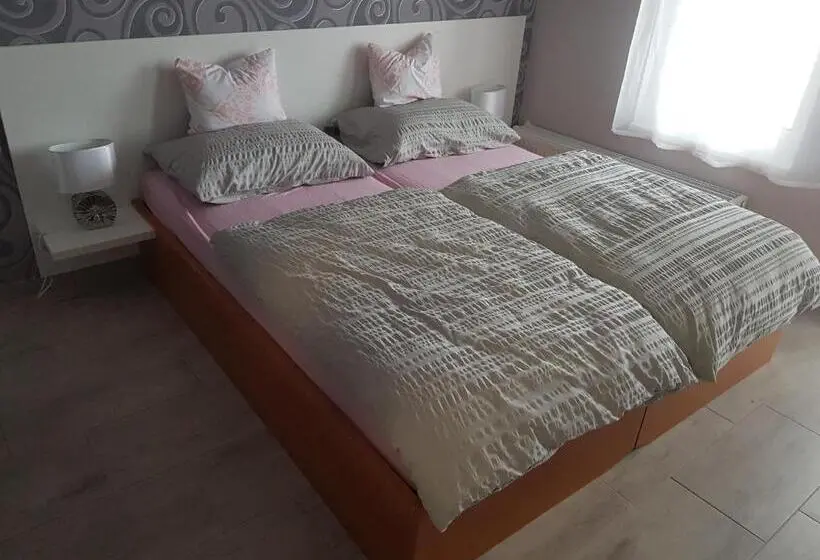 テラス付き１ベッドルームアパートメント, Flamingó Apartmanház