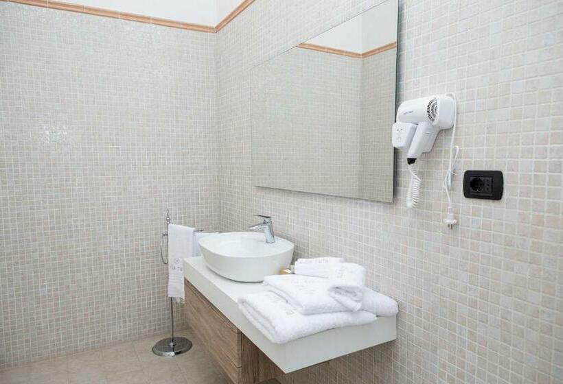 اتاق لوکس با تخت بزرگ, Villa Rufo