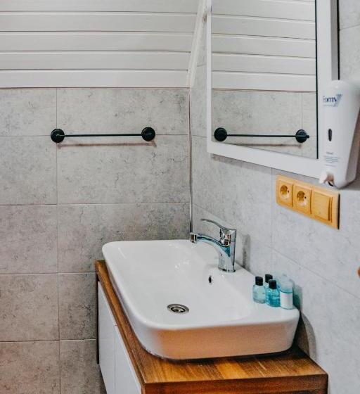 חדר אקזקיוטיב לשלושה, Pera Bungalov