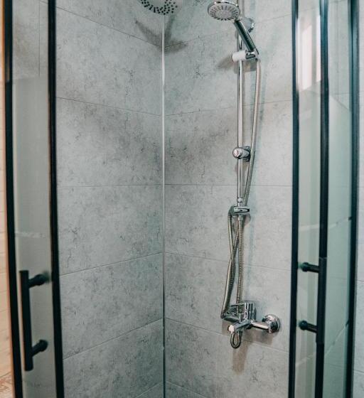 חדר אקזקיוטיב לשלושה, Pera Bungalov