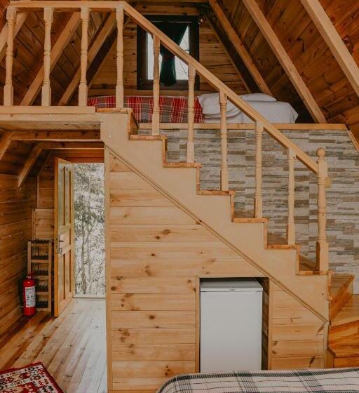 חדר אקזקיוטיב לשלושה, Pera Bungalov