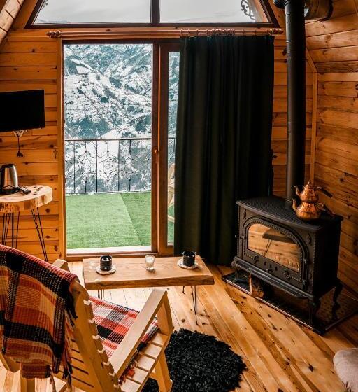 חדר אקזקיוטיב לשלושה, Pera Bungalov