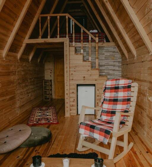 חדר אקזקיוטיב לשלושה, Pera Bungalov