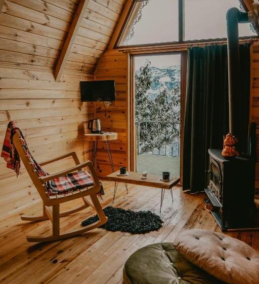 חדר אקזקיוטיב לשלושה, Pera Bungalov