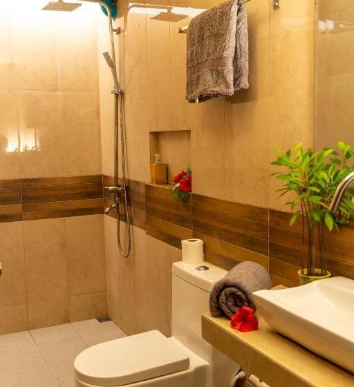 اتاق خانوادگی, Daisy Cottage Dhangethi