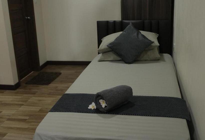 اتاق خانوادگی, Daisy Cottage Dhangethi