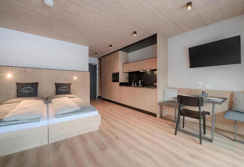 Апартаменты 1 Спальня с Балконом, Simple Life Apartments
