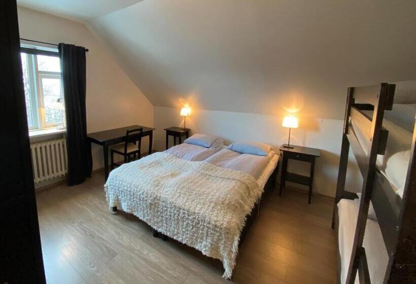 اتاق خانوادگی با سرویس بهداشتی مشترک, Helluland Guesthouse