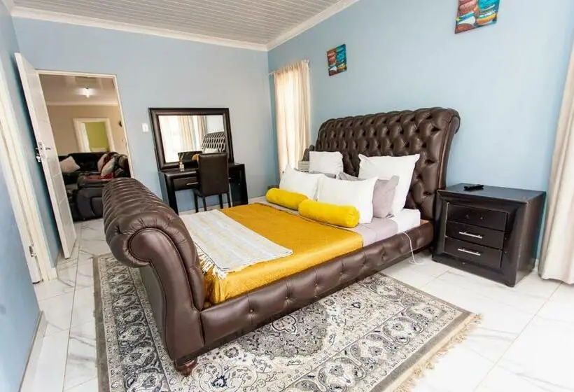 اتاق لوکس با بالکن, The Hide On Kilburn