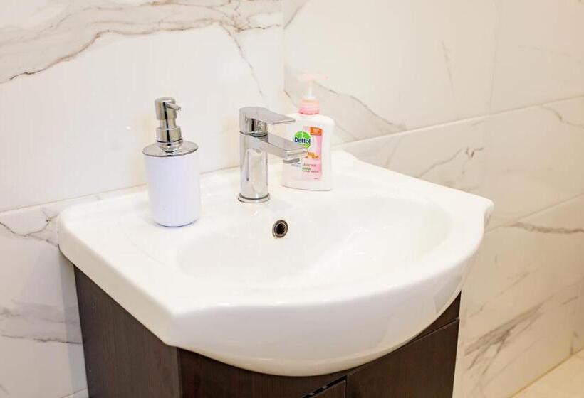 家庭间, The Hide On Kilburn