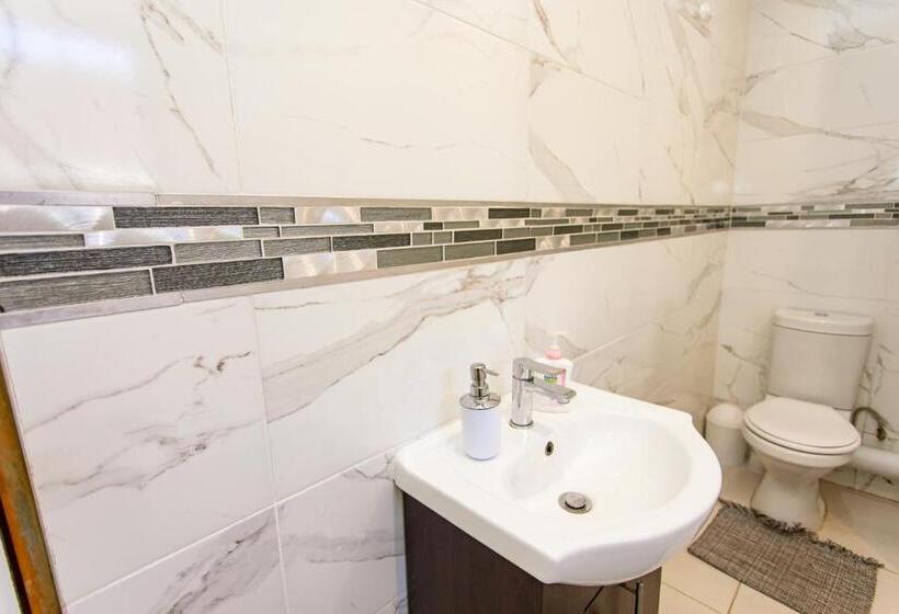 家庭间, The Hide On Kilburn