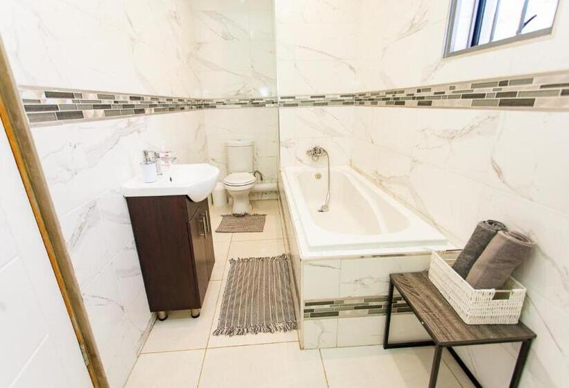 家庭间, The Hide On Kilburn